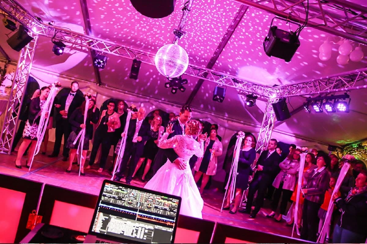 Werten Sie Ihren Hochzeitsempfang mit einem professionellen Hochzeits-DJ auf