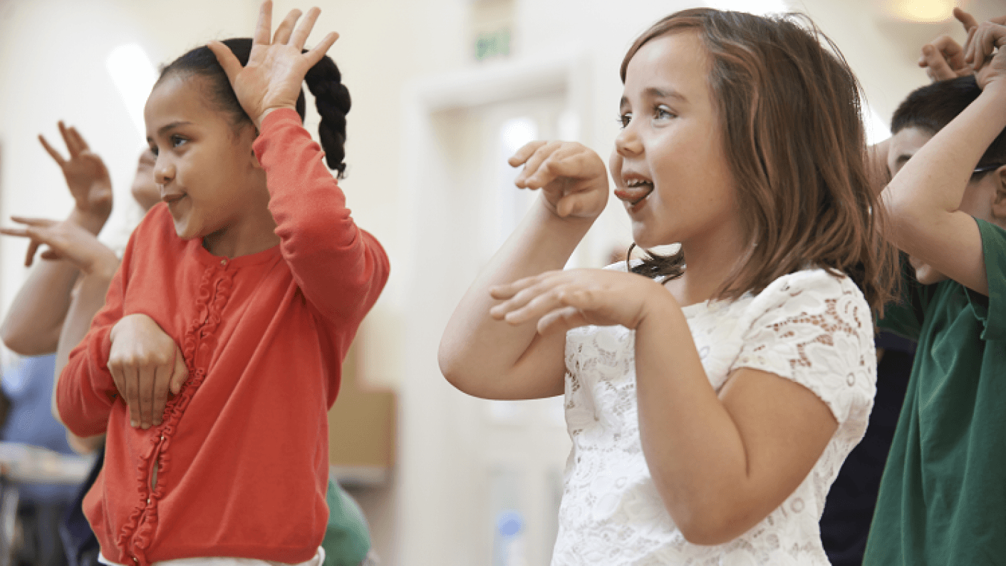Spielerische Entwicklung unterstuetzen mit Bewegungsspiele mit Kindern