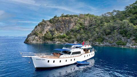 Entdecken Sie unberührte Paradiese mit einer gecharterten Yacht chartern turkei