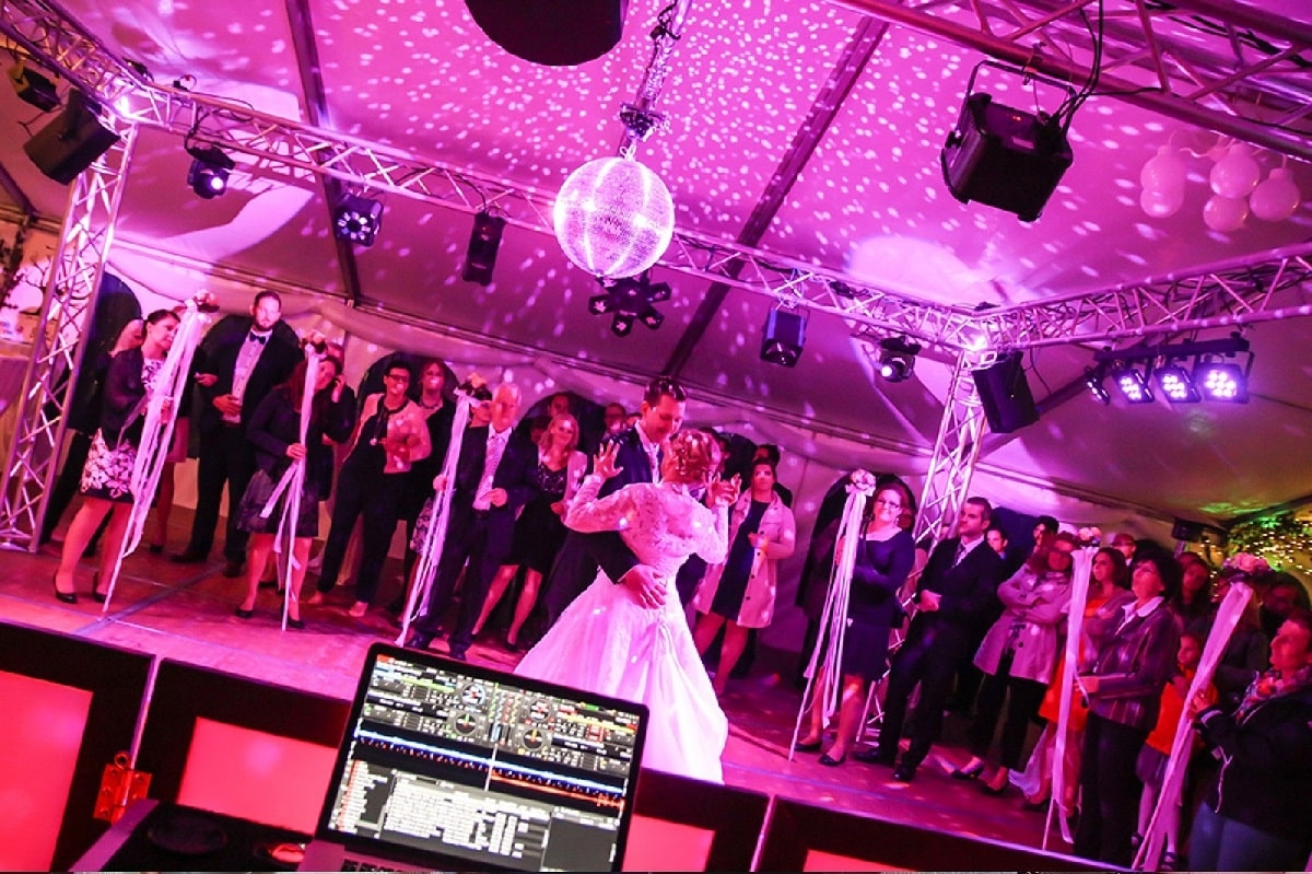Werten Sie Ihren Hochzeitsempfang mit einem professionellen Hochzeits-DJ auf