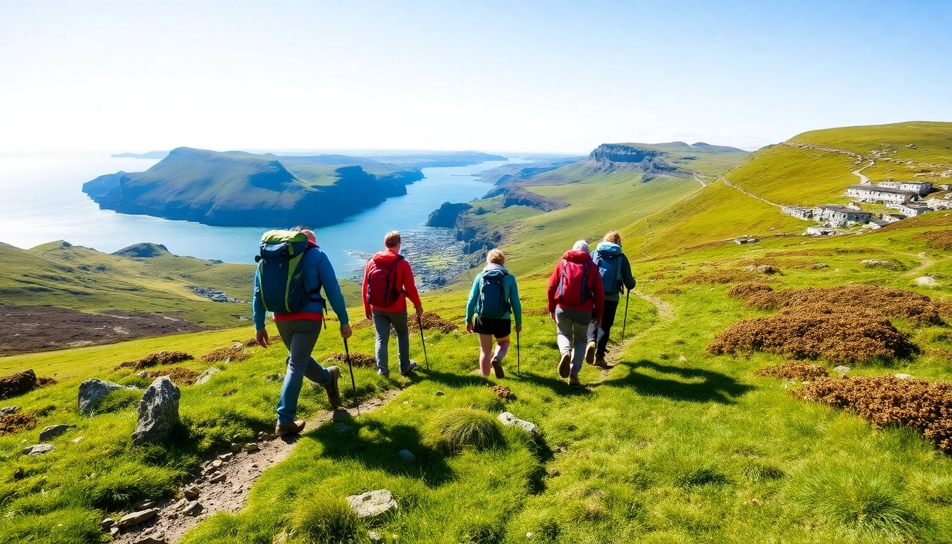 Kerry Way wandern mit Wanderern vor beeindruckenden Klippen und grünem Hinterland.