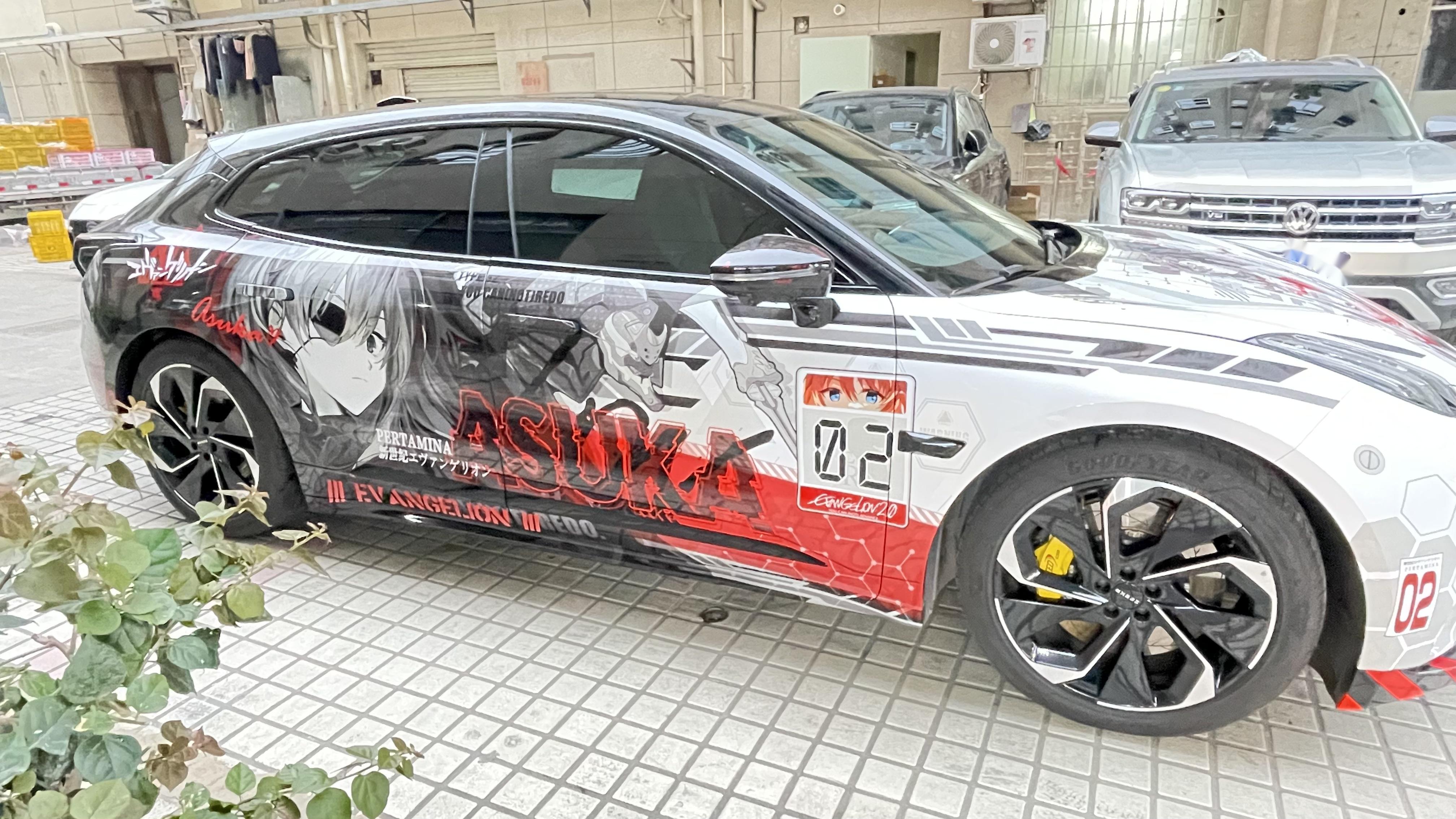Dodge Challenger als rollende Leinwand: Anime-Folierungen im Trend