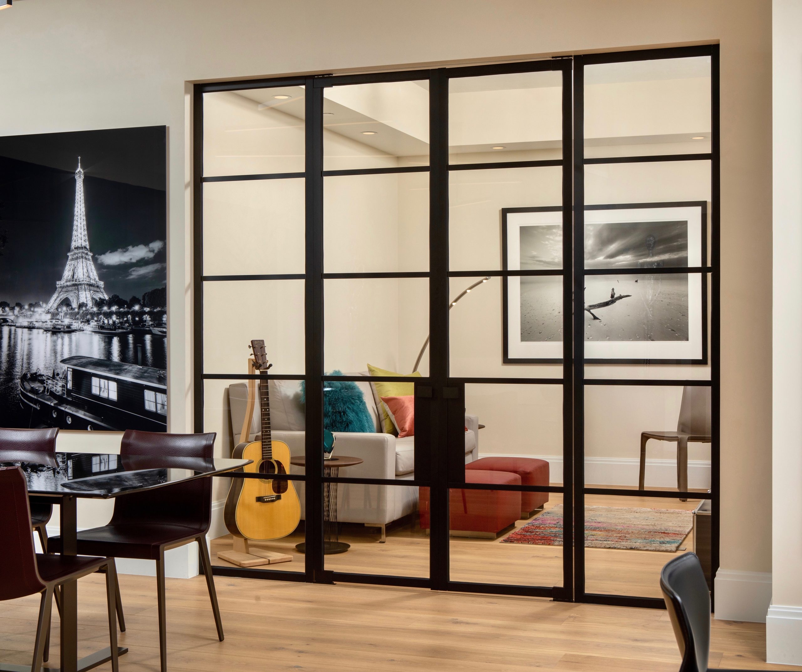 Eleganz und Transparenz in Perfektion: Studio 30 Glastrennwände für moderne und lichtdurchflutete Geschäftsräume