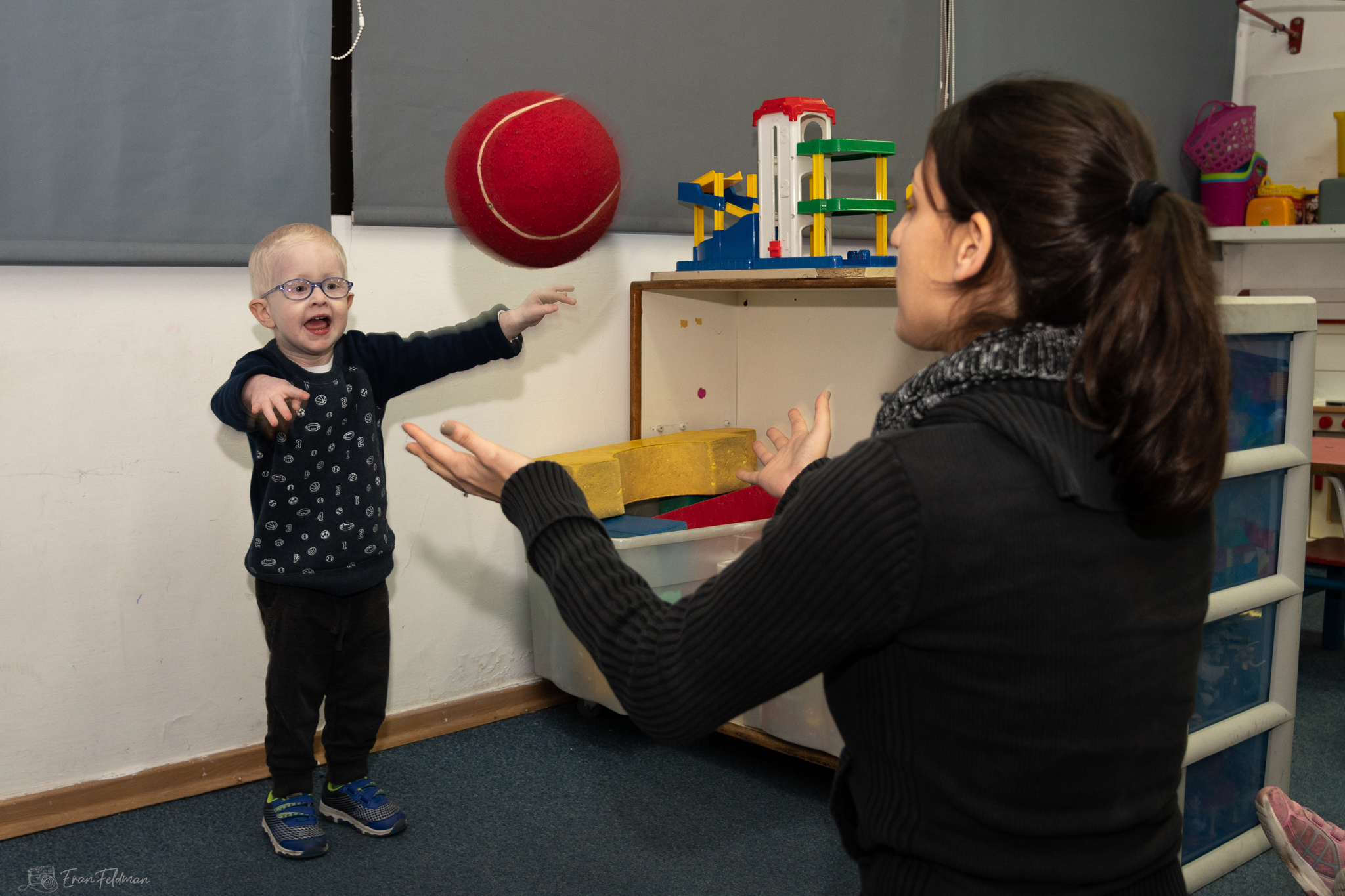 Spielerische Entwicklung unterstuetzen mit Bewegungsspiele mit Kindern