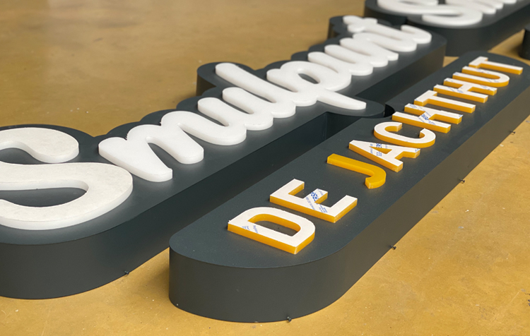 Werbeschilder für Fassaden: Materialien und Designs bei LED Logo